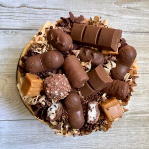 Gâteau au chocolat décoré de barres chocolatées