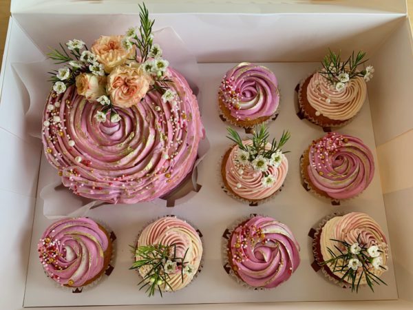 Un coffret élégant à partager : gâteau 4/6 personnes et 8 cupcakes, décorés de fleurs fraîches de saison. Saveurs au choix. Idéal pour un moment gourmand en famille ou une occasion spéciale.