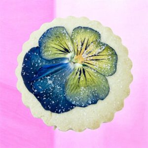 Biscuits sablés vanille décorés de fleurs comestibles artisanaux